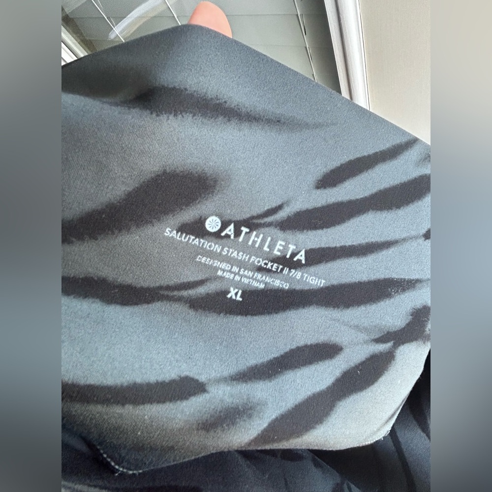 Athleta salutation stash 7/8 length XL Black and Gray Patterned leggings